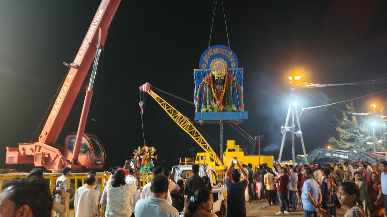 भक्तों ने दी मां भगवती को विदाई, राजधानी में हुआ मूर्तियों का विसर्जन 4 1759566622 WhatsApp Image 2025 10 04 at 13.26.18